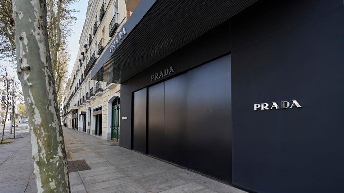 MADRID, SPAIN - MARCH 19: General view of the closed Prada store, at Serrano street on March 19, 2020 in Madrid, Spain. As part of the measures against the virus expansion the Government has declared a 15-day state of emergency. The Government of Spain has strengthened up its quarantine rules, shutting all commercial activities except for pharmacies, food shops, gas stations, tobacco stores and news kiosks in a bid to stop the spread of the novel coronavirus, as well as transport. Spaniards must stay home except to go to work but working from home is recommended, going to buy basic things as food or pharmacy products is allowed but it must be done individually. The number of people confirmed to be infected with the coronavirus (COVID-19) in Spain has increased to at least 17.300, with the latest death toll reaching 803 according to the country’s Health Ministry on March 19, 2020 in Madrid, Spain. (Photo by Carlos Alvarez/Getty Images)