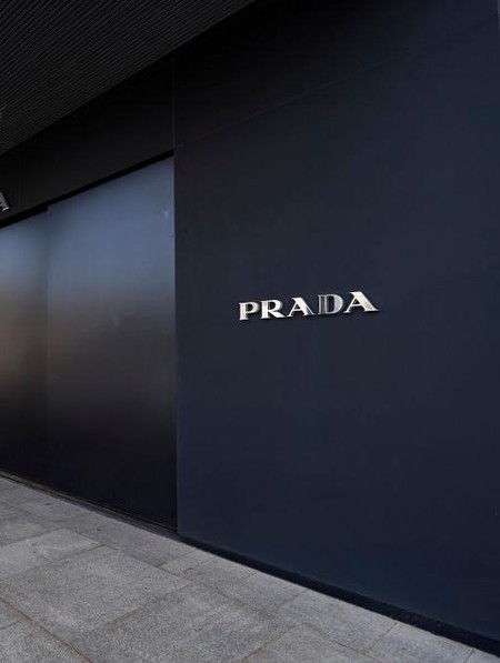Prada Resmi Akuisisi Rivalnya, Versace, Senilai Rp22,2 Triliun