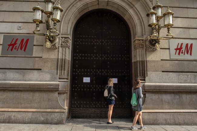 H&M menutup tokonya di Barcelona, Spanyol saat virus corona semakin merajalela di negara tersebut. Saat H&M memutuskan menutup tokonya di Barcelona, COVID-19 yelah menginfeksi setidaknya 5.372 orang di Spanyol dengan jumlah kematian mencapai 136. Foto: Getty Images