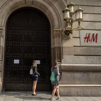H&M menutup tokonya di Barcelona, Spanyol saat virus corona semakin merajalela di negara tersebut. Saat H&M memutuskan menutup tokonya di Barcelona, COVID-19 yelah menginfeksi setidaknya 5.372 orang di Spanyol dengan jumlah kematian mencapai 136. Foto: Getty Images