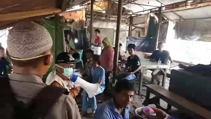 Polisi Bubarkan Warga di Warkop di Jambi