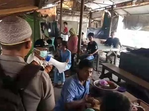 Polisi Ditertawakan Saat Bubarkan Warga yang Nongkrong di Warkop di Jambi