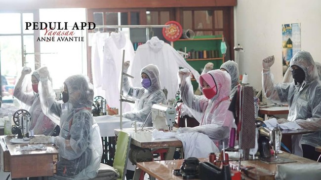 Di Instagram-nya, Anne Avantie menyampaikan yayasannya membuat gerakan Peduli APD. Gerakan tersebut merupakan bentuk kepedulian Anne bagi para tenaga medis sebagai garda terdepan yang kekurangan APD dalam melawan wabah virus corona. (Foto: Instagram/@anneavantieheart)