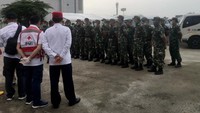 Selain relawan, petugas TNI juga turut serta membantu meringankan kerja semua unsur guna melawan virus Corona di Indonesia. Foto: dok. PMI