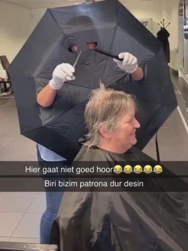 Viral, Hairdresser Proteksi Diri Pakai Payung Saat Potong Rambut Klien