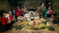 Ke Ekuador, keluarga Ayme menunjukkan bahan makanan alami hasil bertani. Seperti wortel, pisang, jeruk, hingga sup kentang dengan kol yang jadi resep keluarga. Foto: Peter Menzel