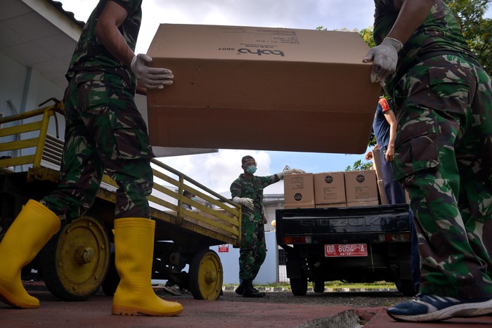 Alat Perlindungan Diri (APD) untuk penanganan COVID-19 telah didistribusikan ke berbagai daerah di Indonesia. Berikut daerah-daerah yang telah menerimanya.