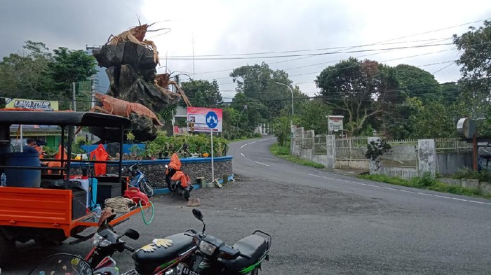 Suasana di Kaliurang, Sleman pasca-erupsi Gunung Merapi, Jumat (27/3/2020).