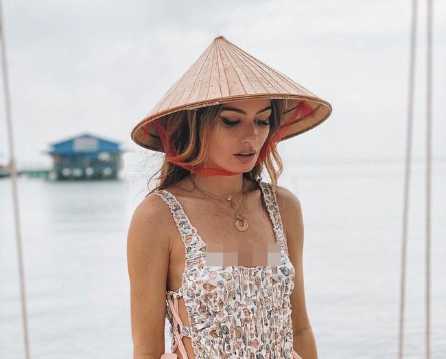 Dan meski sudah terkena virus Corona yang membuatnya khawatir, ibu satu anak itu mengaku ingin segera sembuh dan kembali ke membantu di rumah sakit. Foto: Instagram @madamederosa