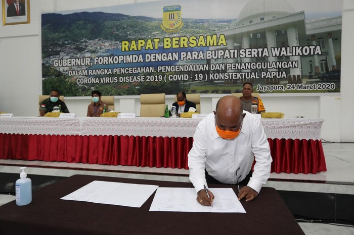 Gubernur Papua Lukas Enembe saat menandatangani kesepakatan bersama penutupan Papua. (Dian Mustikawati Fotografer Gub Papua)