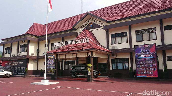 Ayah di Trenggalek harus berurusan dengan polisi lantaran tega menganiaya putri kandungnya. Ia memukul putrinya hingga mengalami luka serius.