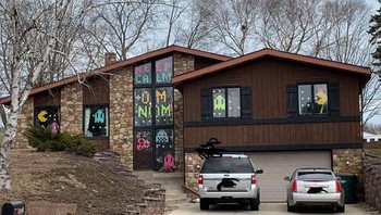 Mendekorasi rumah untuk menampilkan kondisi ceria. Foto: Bored Panda