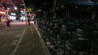 Tampak suasana pusat hiburan bar dan cafe yang sepi karena ditutup untuk antisipasi Covid-19. Getty Images/Allison Joyce.