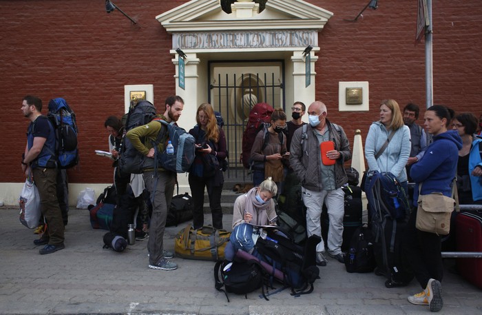 Puluhan turis asal Jerman dievakuasi dari Nepal pasca negara tersebut lockdown akibat wabah corona. Diperkirakan sekitar 10.000 turis terdampar di Nepal semenjak negara tersebut menutup diri karena corona.