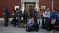 Turis-turis Jerman yang terdampar menunggu bus untuk membawa mereka ke bandara di Kathmandu, Nepal, Jumat, 27 Maret 2020.  
