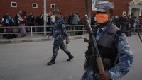 Pasukan Militer juga tampak berjaga dalam proses evakuasi wisatawan Jerman tersebut.