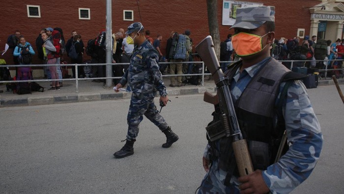 Nepal Lockdown, Turis Dievakuasi Puluhan turis asal Jerman dievakuasi dari Nepal pasca negara tersebut lockdown akibat wabah corona. Diperkirakan sekitar 10.000 turis terdampar di Nepal semenjak negara tersebut menutup diri karena corona.