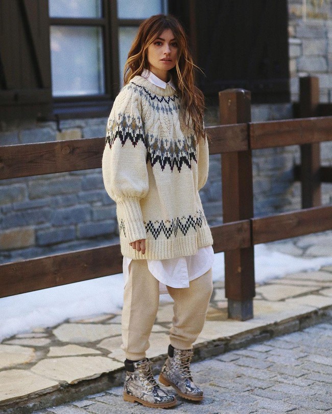 Walau kondisinya tidak parah, wanita cantik itu pun merasa dirinya telah melakukan sesuatu yang bodoh. Sambil menangis, wanita tersebut mengatakan bahwa ia mungkin membuat anaknya Romeo terinfeksi Corona karena Romeo juga mengalami sejumlah gejala Covid-19. Foto: Instagram @madamederosa