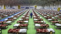 Tentara Angkatan Darat Iran melintas di antara peralatan medis yang disiapkan untuk menangani pasien corona di Iran.