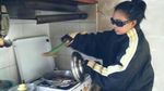 Kocak! Begini Jadinya Ketika Masak Harus Pakai Safety First