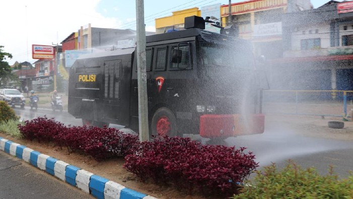 Penyemprotan cairan disinfektan di jalan Kota Bengkulu.