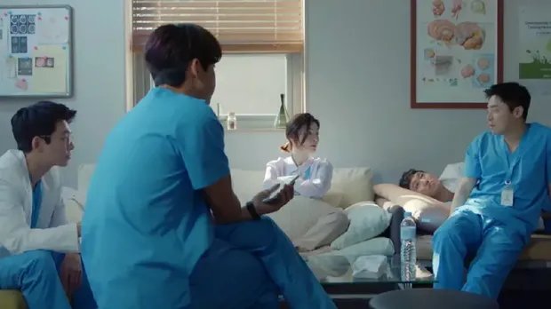 5 Alasan Kamu Harus Mulai Nonton Drama Korea 'Hospital Playlist'