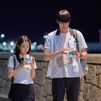 alam film On Your Wedding Day yang dibintanginya bersama Kim Young Kwang, banyak adegan di mana dia menjadi murid SMA. Memakai seragam sekolah, usia Park Bo Young saat film itu rilis pada 2018 sudah mendekati 30 tahun. Foto: Istimewa