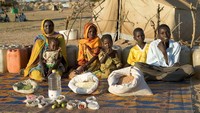 Berkunjung ke Chad, Peter mengambil foto keluarga Aboubakar yang hidup dalam tenda pengungsian di Breidjing. makanan yang mereka miliki ada beras, sayuran segar, dan rempah-rempah sederhana. Foto: Peter Menzel