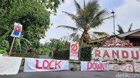 Warga yang akan masuk ke dusun, harus melewati pemeriksaan ketat. Termasuk sebelum masuk disemprot dengan menggunakan disinfektan.