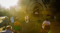 Pastor James Collins mengadakan pelayanan di halaman Gereja Anglikan St Paul di Burwood di Sydney, Australia. Gereja-gereja di seluruh Sydney juga telah memilih untuk menangguhkan layanan atau menahannya di luar ruangan guna membatasi jumlah orang yang hadir di dalam tempat untuk satu setiap 4 meter persegi dalam menanggapi pandemi COVID-19. Pertemuan non-esensial dari 100 orang atau lebih di dalam ruangan juga sudah dilarang. Kalau pun untuk pertemuan di luar ruangan lebih dari 500 orang dalam upaya untuk menahan penyebaran COVID-19. Getty Images/Jenny Evans.