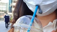 Cara baru minum Thai Tea tanpa membuka masker. Jadi tak perlu khawatir tertular corona, kan? (Instagram)