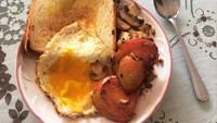 Netizen @thethirdmuse memilih untuk membuat menu sarapan kekinian berupa Caramelized Toast with Over-expected Sunny Side Egg and Mushroom-Tomato Gongso.