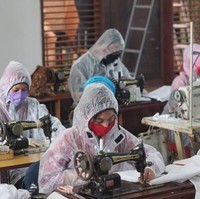 Tampak para penjahit juga memakai baju pelindung berwarna putih saat membuat baju APD. Berbekal alat seadanya tak menyulutkan semangat tim Anne untuk berkontribusi. (Foto: Instagram/@anneavantieheart)