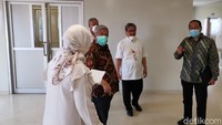 Gubernur Jawa Timur, Khofifah Indar Parawansa berharap semua pasien COVID-19 yang tengah dirawat bisa segera diberikan kesembuhan dan semua paramedis yang bertugas bisa sehat dan tidak tertular, serta keluarga paramedis juga diberikan kesehatan.