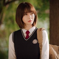 Jika hanya menonton drama tanpa melihat bio data, kamu tidak akan menyangka kalau Kwon Nara tahun depan sudah berusia 30 tahun. Aktris yang pernah jadi idol ini sukses berperan sebagai anak SMA di serial Itaewon Class. Foto: Istimewa