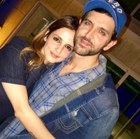 Hrithik Roshan dan Sussanne Khan menikah pada 20 Desember 2000. Keduanya merupakan pasangan berbeda keyakinan, Hrithik beragam Hindu, sedangkan Sussanne muslim. Pernikahan yang dikaruniai dua anak itu berakhir dengan perceraian pada 2014. Namun keduanya tetap berteman baik setelah bercerai demi anak-anak mereka. Foto: Instagram