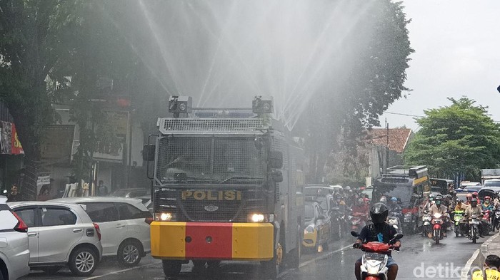 Puluhan personel gabungan melakukan sterilisasi sejumlah titik di Kota Kediri menggunakan disinfektan. Kendaraan taktis water canon turut dikerahkan.