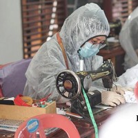 Desainer kebaya yang karyanya banyak dipakai artis Indonesia itu menambahkan, dia dan timnya akan berusaha maksimal untuk menyiapkan baju APD. Meski demikian produksi baju APD tersebut hanya dalam jumlah terbatas karena keterbatasan mesin yang dimiliki. (Foto: Instagram/@anneavantieheart)