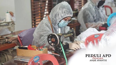 Foto: Di Balik Layar Pembuatan Baju APD Sumbangan Anne Avantie