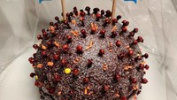 Rayakan ulang tahun di tengah wabah virus corona, netizen ini dapat kejutan dari teman-teman dan keluarganya berupa kue bentuk sel virus corona. Foto: Boredpanda
