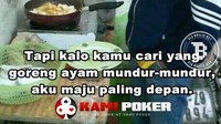 Helm masih jadi benda paling diandalkan untuk melindungi wajah saat sedang memasak. Bukan hanya para lelaki, ibu yang satu ini juga mengenakan helm untuk melindungi diri saat masak.  Foto: istimewa