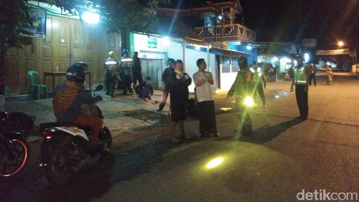 Petugas berjaga di sejumlah jalan di Brebes mengantisipasi lonjakan jumlah pemudik, Jumat (27/3/2020).