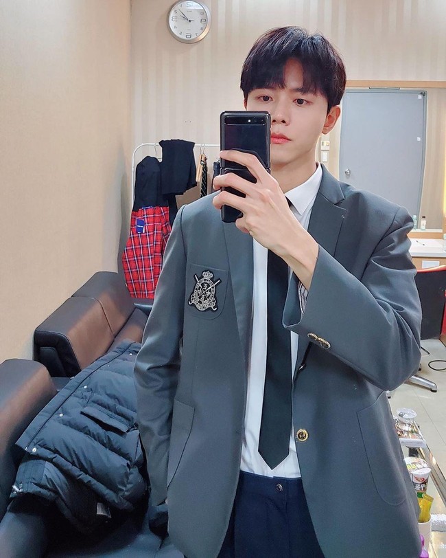 Aktor dan model Joo Woo Jae belum lama ini membagikan foto selfie saat dia mengenakan seragam sekolah di Instagram. Masih terlihat seperti anak SMA, usia sebenarnya sudah 33 tahun. Foto: Istimewa