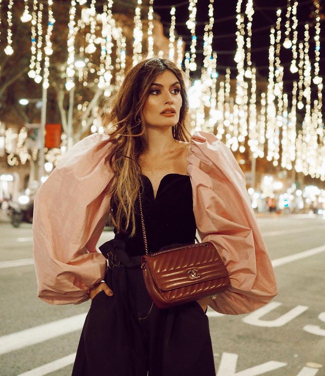 Ángela Rozas Saiz atau yang dikenal sebagai Madame de Rosa memutuskan untuk kembali ke profesi lamanya sebagai perawat. Ingin membantu para pasien yang terinfeksi virus Covid-19, ia pun mengganti baju stylish dengan seragam medis dan balik bekerja di rumah sakit. Foto: Instagram @madamederosa