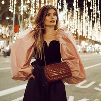 Ángela Rozas Saiz atau yang dikenal sebagai Madame de Rosa memutuskan untuk kembali ke profesi lamanya sebagai perawat. Ingin membantu para pasien yang terinfeksi virus Covid-19, ia pun mengganti baju stylish dengan seragam medis dan balik bekerja di rumah sakit. Foto: Instagram @madamederosa