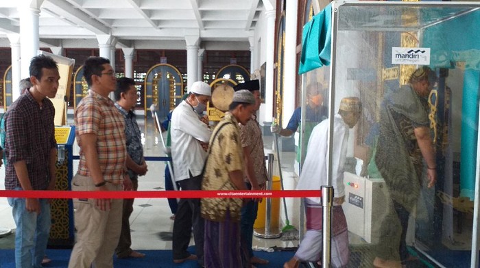 Jemaah Masjid Al Akbar Disemprot Disinfektan