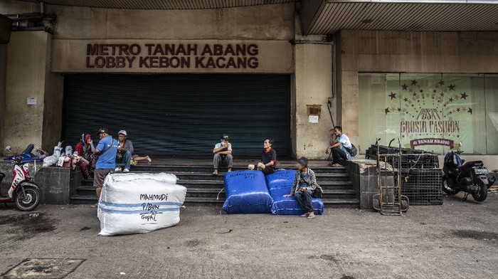 Sebagian Pasar Tanah Abang mulai ditutup Jumat (27/3) ini. Penutupan itu dilakukan guna mencegah penyebaran virus Corona.