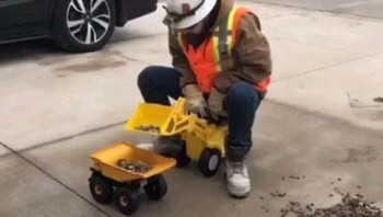 Tetap pura-pura bekerja mengoperasikan traktor walau di halaman rumah dan traktornya mini. Foto: Bored Panda