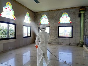Pertamina Semprot Disinfektan ke 12 Rumah Ibadah di Jakarta