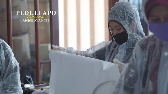 Anne pun memastikan, baju APD buatan timnya bukan untuk kepentingan komersial, melainkan disumbangkan. BERBAGI Baju APD ( Alat Pelindung Diri ) di produksi oleh Yayasan Anne Avantie yg dipersembahkan oleh para DONATUR dan TIDAK Di PERJUAL BELI kan, katanya. (Foto: Instagram/@anneavantieheart)